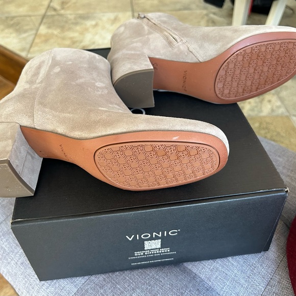 COPY - Vionic size 8, Sibley Taupe, suede boots - Picture 5 of 5